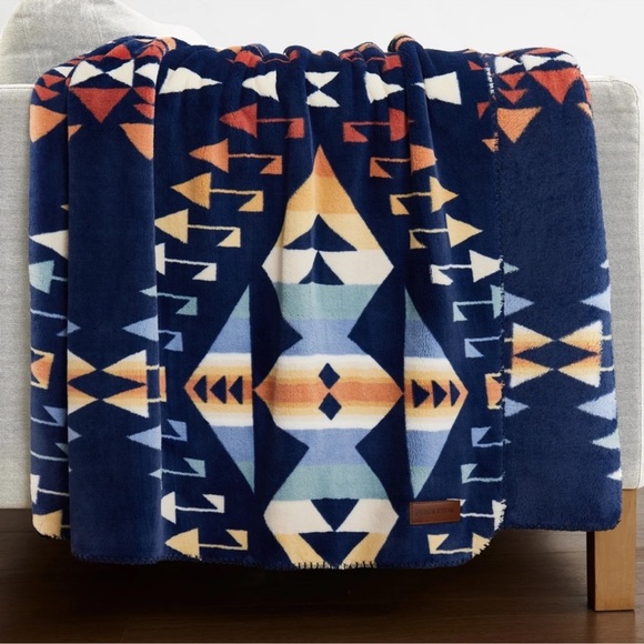 Pendleton Plush Throw Blanket 50X70 - Picture 1 of 6
